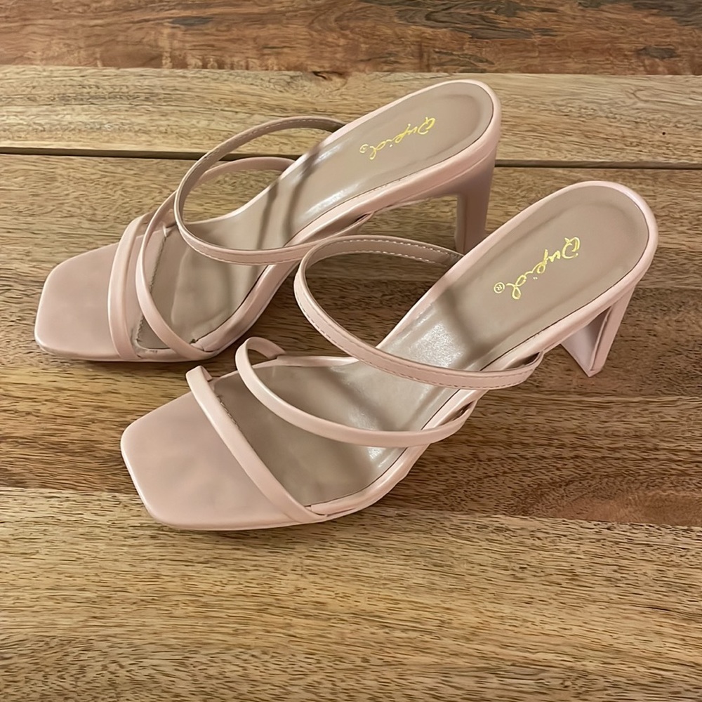 Excellent condition strappy heels 💖